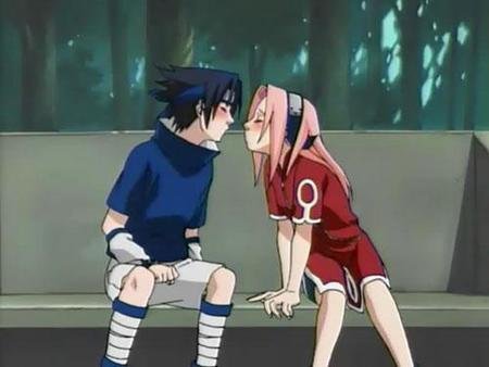 Sasuke(Naruto usando Henge no Jutsu) e Sakura quase se beijando
